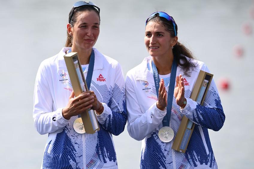 Momentul în care Simona Radiș (stânga) și Ancuța Bodnar (dreapta) sunt copleșite de lacrimi pe podium / FOTO: Raed Krishan (Gazeta Sporturilor)