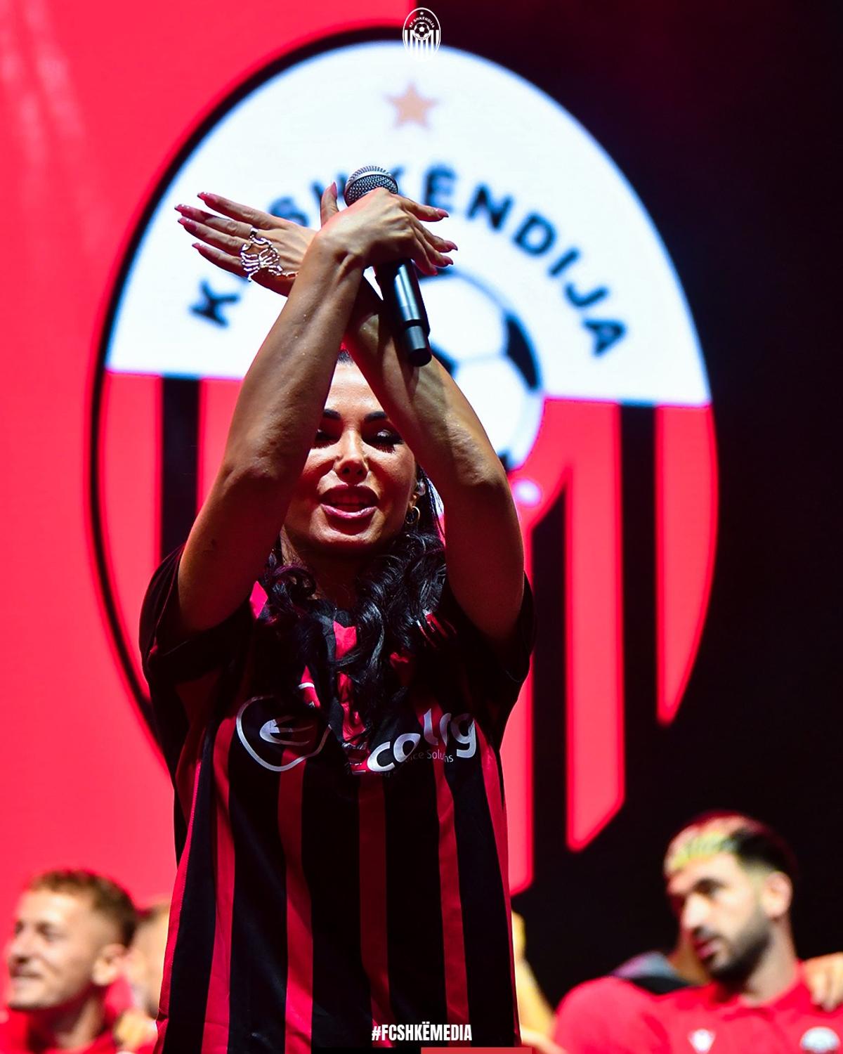 Celebra artistă i-a așteptat pe fotbaliști după victoria cu FCSB » Shkendija a sărbătorit în stradă!