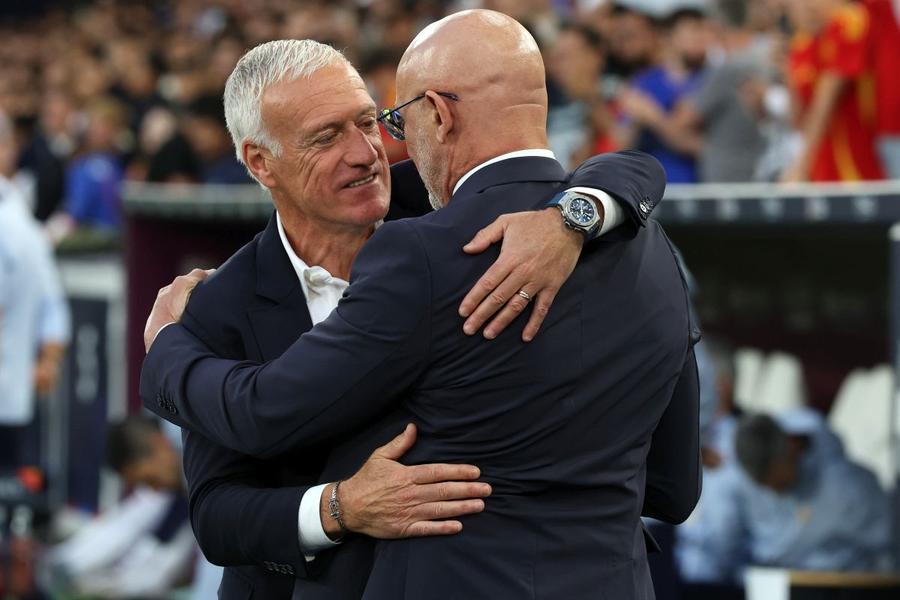 Luis de la Fuente, aici alături de Didier Deschamps, foto: Alexander Hassenstein/Getty Images Nu aruncați apa din cădiță! Messi înfruntă o Spanie cu departament de HR » 6 idei după semifinalele CM 2026