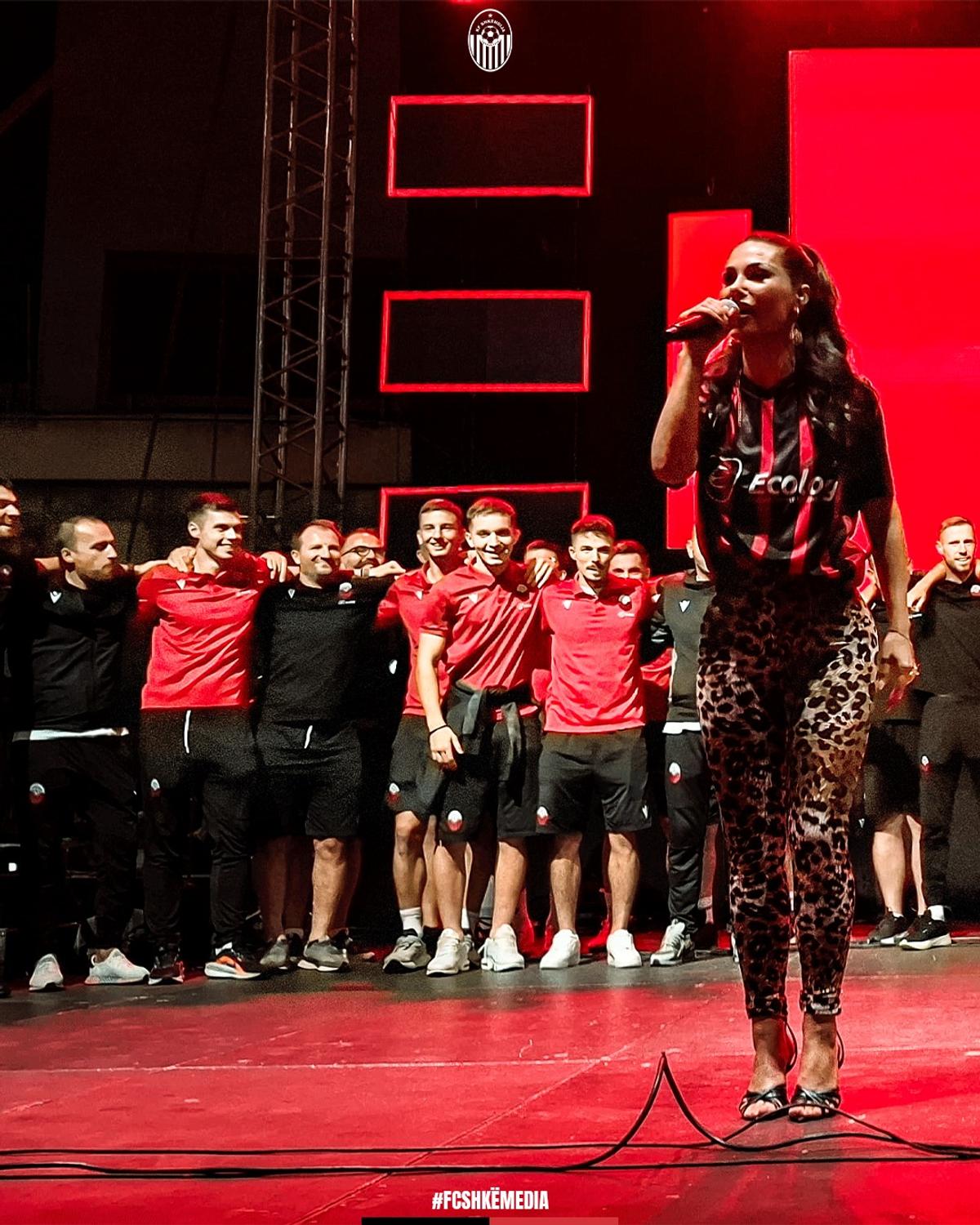 Celebra artistă i-a așteptat pe fotbaliști după victoria cu FCSB » Shkendija a sărbătorit în stradă!
