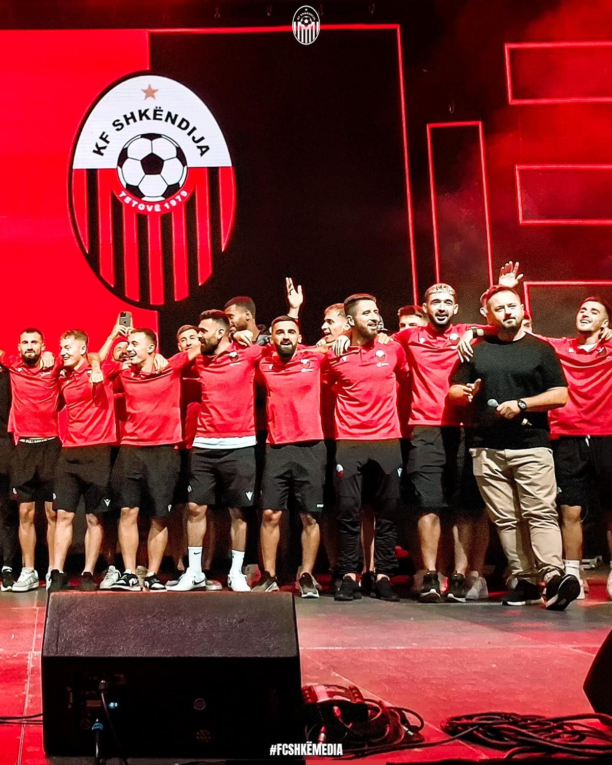 Celebra artistă i-a așteptat pe fotbaliști după victoria cu FCSB » Shkendija a sărbătorit în stradă!