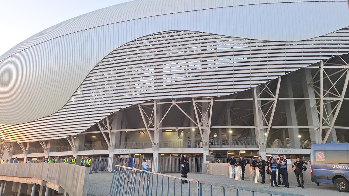 Fanii vin la stadion pentru Craiova - Petrolul