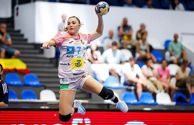 Originară din România, o handbalistă reprezintă Spania la Campionatul Mondial U18: „Îmi plac CSM București și Gloria Bistrița”