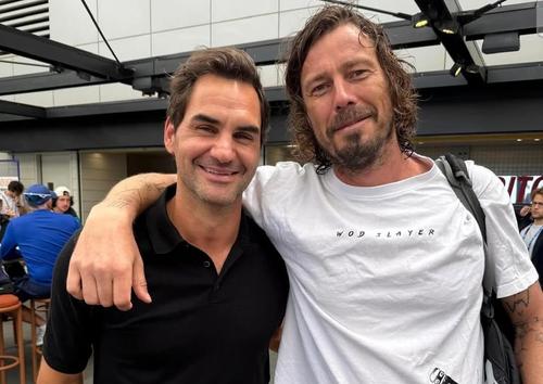 Marat Safin, alături de un alt monstru sacru al tenisului mondial, Roger Federer (44 de ani)