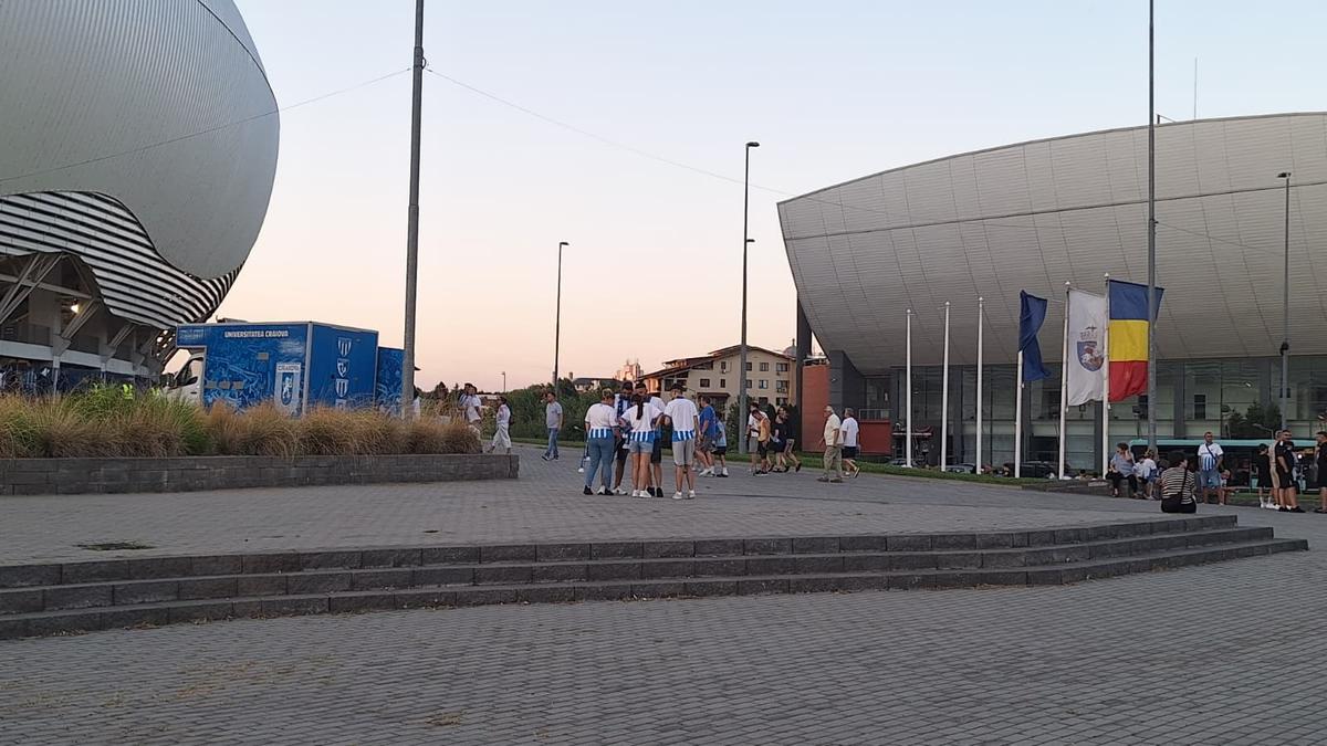 Fanii vin la stadion pentru Craiova - Petrolul