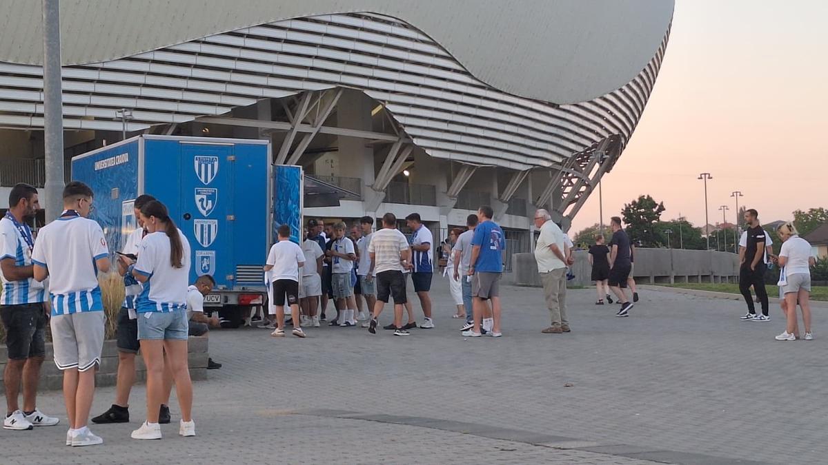 Fanii vin la stadion pentru Craiova - Petrolul