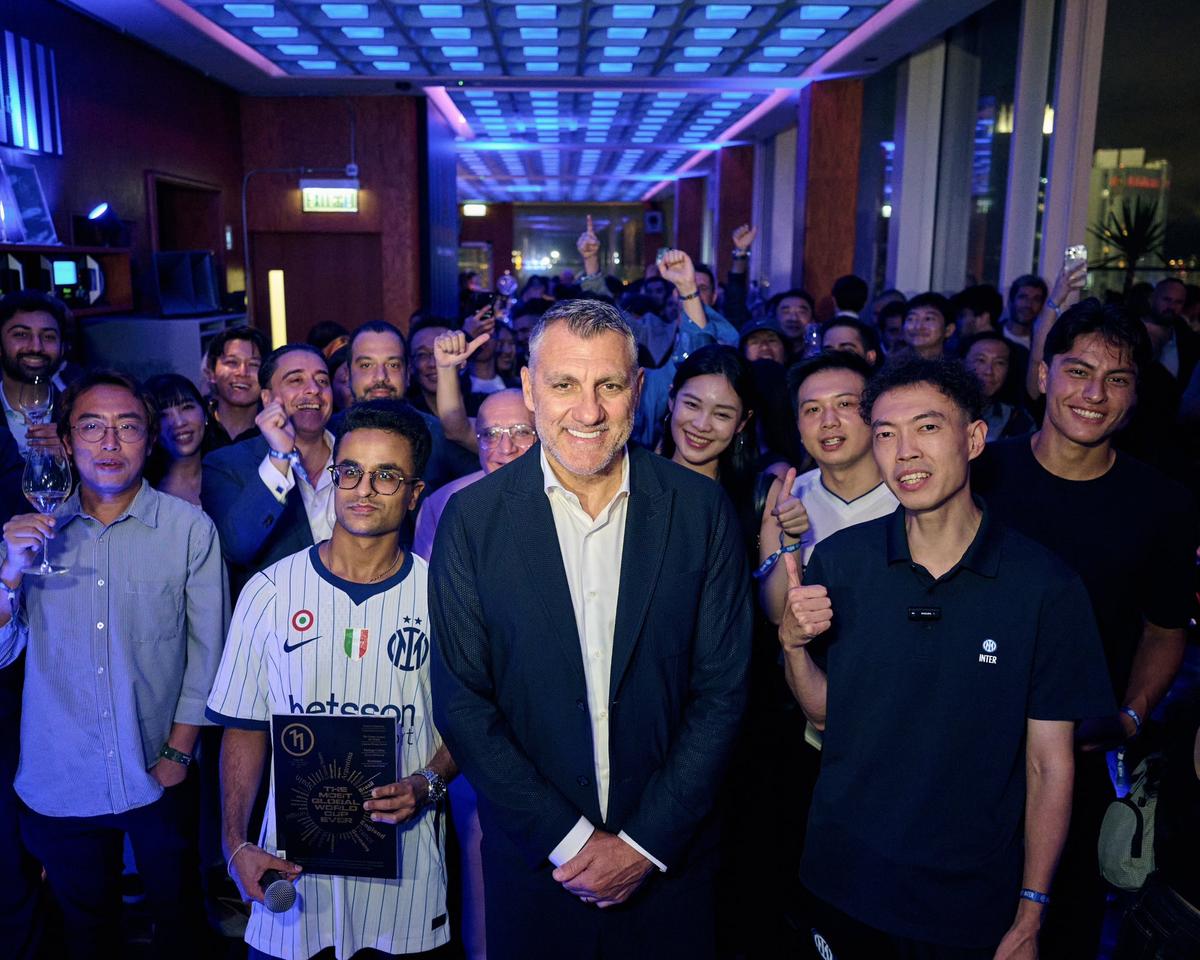 Cristi Chivu, acțiune BYD la Hong Kong // foto: Facebook