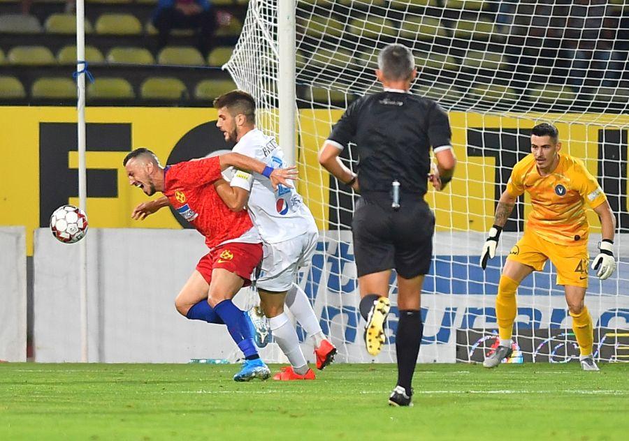 Faza penalty-ului // Foto: Raed Krishan FCSB - VIITORUL / 3 lucruri care au definit prima repriză! A fost sau nu penalty? + Jucătorul reinventat de Gică Hagi