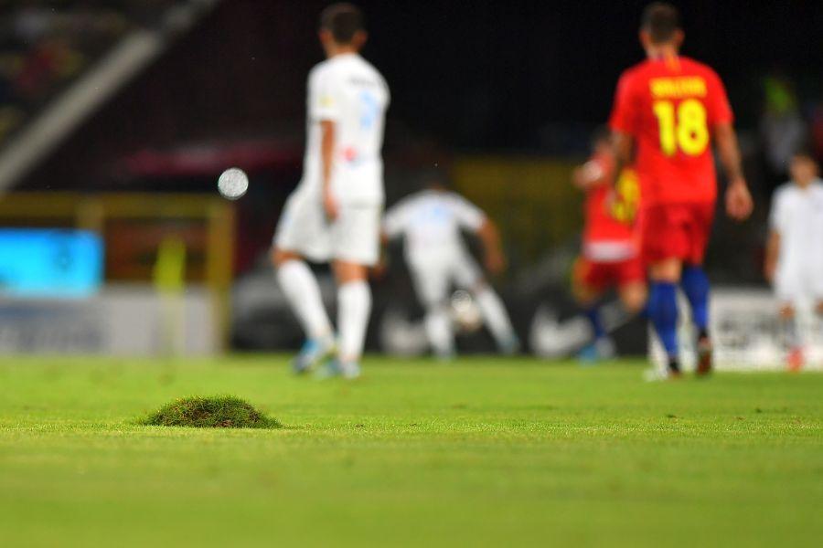 Gazonul e praf la Pitești // Foto: Raed Krishan FCSB - VIITORUL / 3 lucruri care au definit prima repriză! A fost sau nu penalty? + Jucătorul reinventat de Gică Hagi