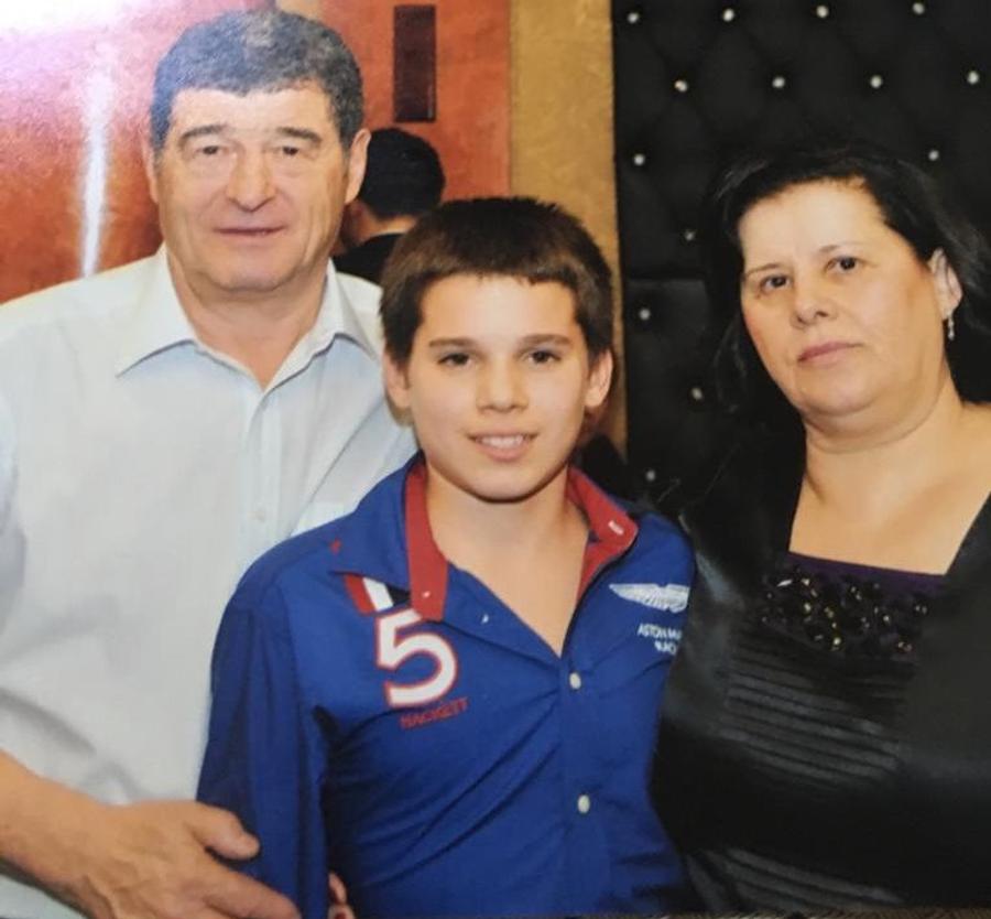 Ianis, alături de bunici Ianis Hagi face analiza Generației de Aur și recunoaște cu sinceritate: „Nu e ușor să fii băiatul lui Hagi”
