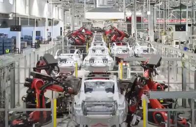 VIDEO&FOTO Imagini spectaculoase: cum e produs de opt roboți „crucișătorul extraterestru”, noul model de automobil Tesla