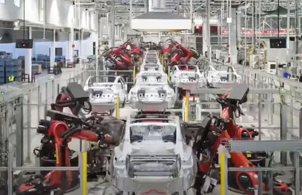 VIDEO&FOTO Imagini spectaculoase: cum e produs de opt roboți „crucișătorul extraterestru”, noul model de automobil Tesla