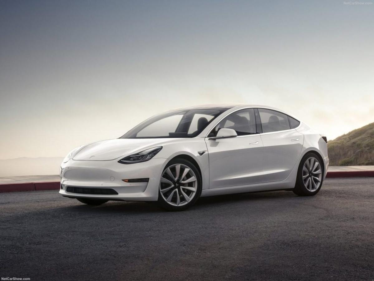 VIDEO&FOTO Imagini spectaculoase: cum e produs de opt roboți „crucișătorul extraterestru”, noul model de automobil produs de Tesla