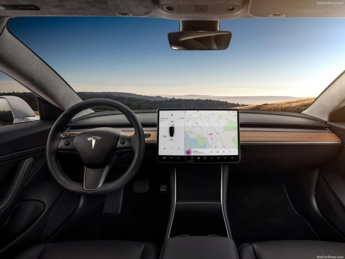 VIDEO&FOTO Imagini spectaculoase: cum e produs de opt roboți „crucișătorul extraterestru”, noul model de automobil produs de Tesla