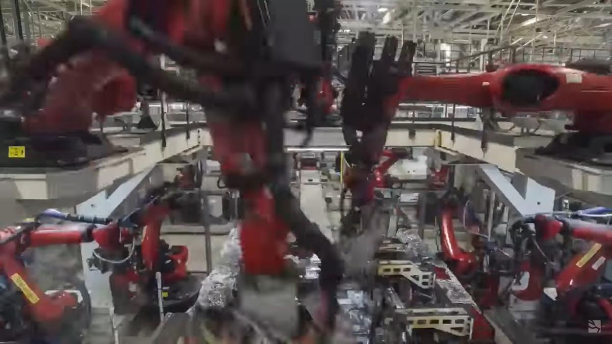 VIDEO&FOTO Imagini spectaculoase: cum e produs de opt roboți „crucișătorul extraterestru”, noul model de automobil produs de Tesla