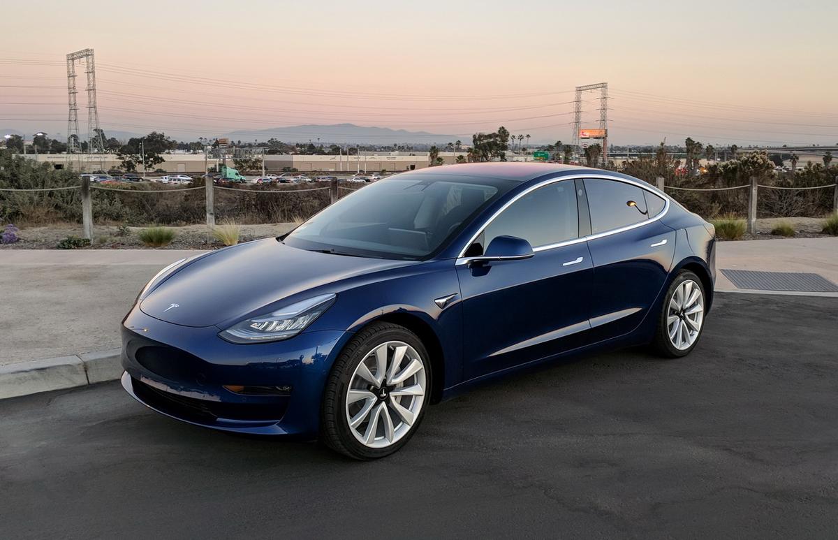 Tesla vine în România: va deschide un centru de vânzări și în București