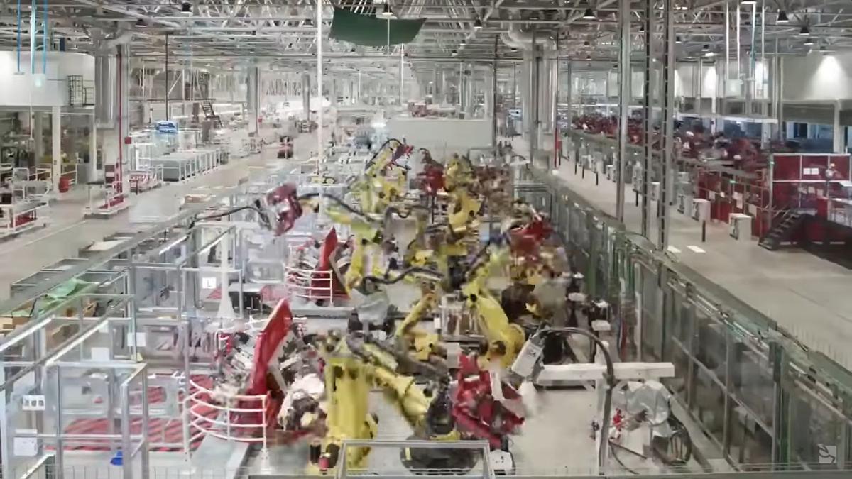VIDEO&FOTO Imagini spectaculoase: cum e produs de opt roboți „crucișătorul extraterestru”, noul model de automobil produs de Tesla