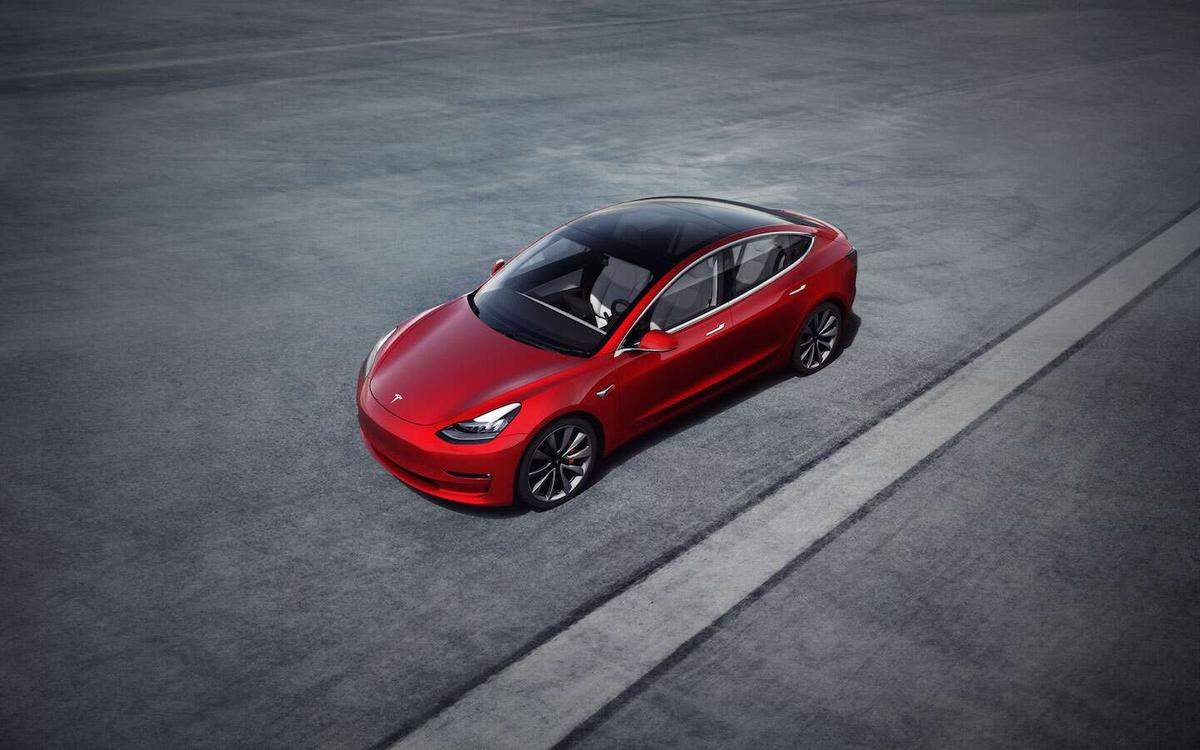 VIDEO&FOTO Imagini spectaculoase: cum e produs de opt roboți „crucișătorul extraterestru”, noul model de automobil produs de Tesla