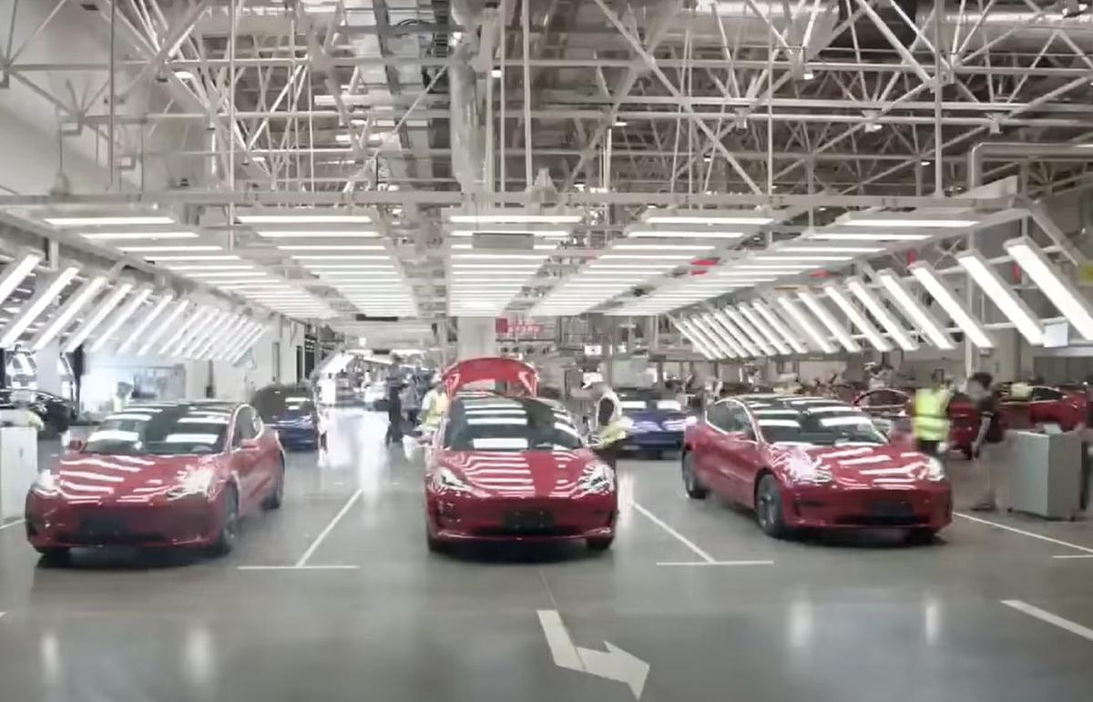 VIDEO&FOTO Imagini spectaculoase: cum e produs de opt roboți „crucișătorul extraterestru”, noul model de automobil produs de Tesla