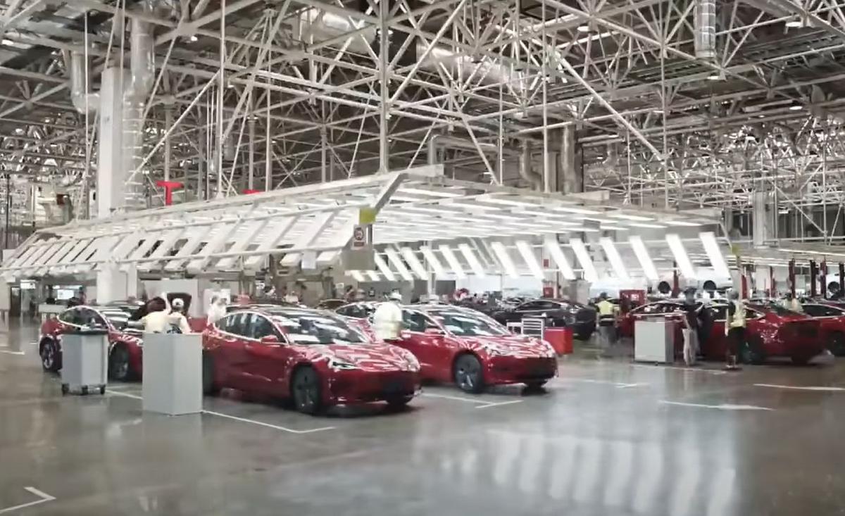 VIDEO&FOTO Imagini spectaculoase: cum e produs de opt roboți „crucișătorul extraterestru”, noul model de automobil produs de Tesla