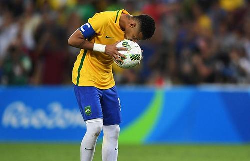 entru același lucru, Neymar nu a fost nici măcar avertizat. În semifinala Ligii Campionilor, 3-0 cu Leipzig, starul brazilian al lui PSG a schimbat tricoul cu Halstenberg, dar nu a pățit nimic
