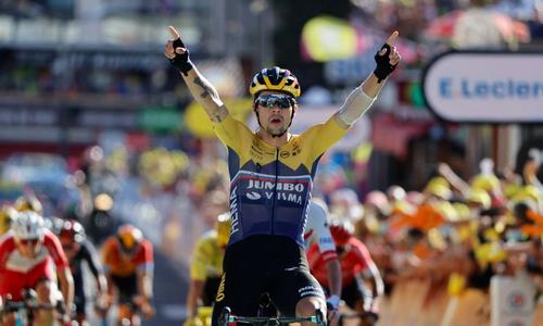 Primoz Roglic trecând linia de sosire în etapa de azi