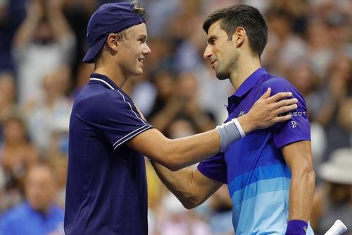 Djokovic a avut nevoie de mai bine de două ore și un sfert pentru a închide un meci în care Rune i-a luat set sârbului / Sursă foto: Sarah Stier