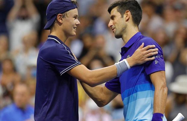 Turbulențe pentru Novak Djokovic în primul tur de la US Open + victorii pentru Emma Răducanu și Bianca Andreescu