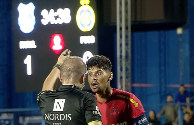 Florinel Coman putea fi eliminat în Farul - FCSB » Cum l-au surprins camerele TV: „Ce, e prima oară când face asta?”