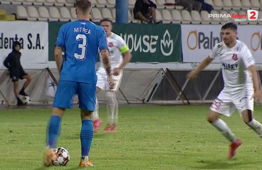 Bogdan Mitrea (34 de ani) a comis-o în minutul 49 al meciului dintre FC Hermannstadt și CS Universitatea Craiova. A pasat direct la adversar, iar Daniel Paraschiv (23 de ani) a profitat și a deschis scorul.