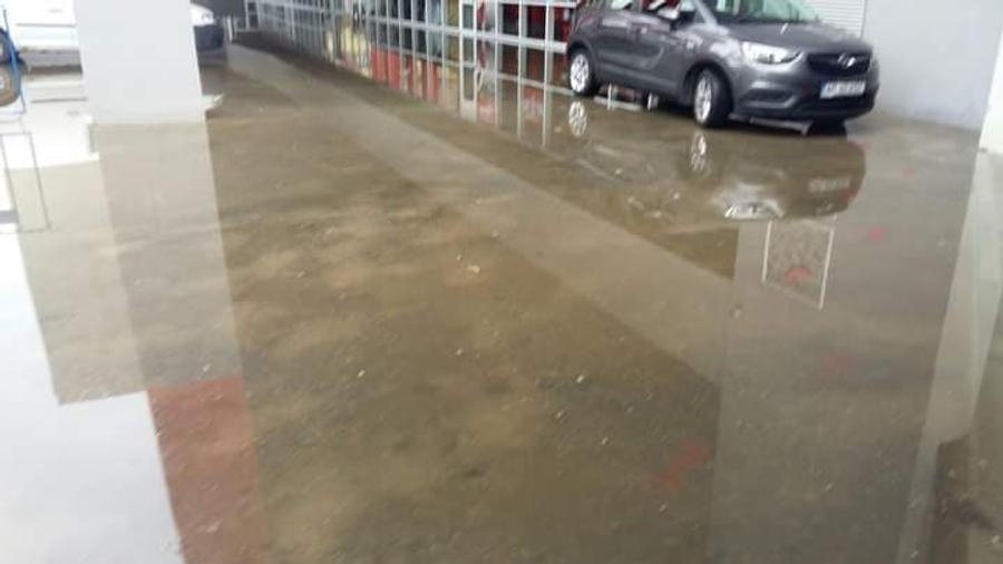 Inundație la stadionul celor de la UTA. Foto: aradon.ro Meci din Liga 1, în pericol din cauza inundațiilor de la stadion » Antrenorul și fotbaliștii au înlăturat apa cu mătura