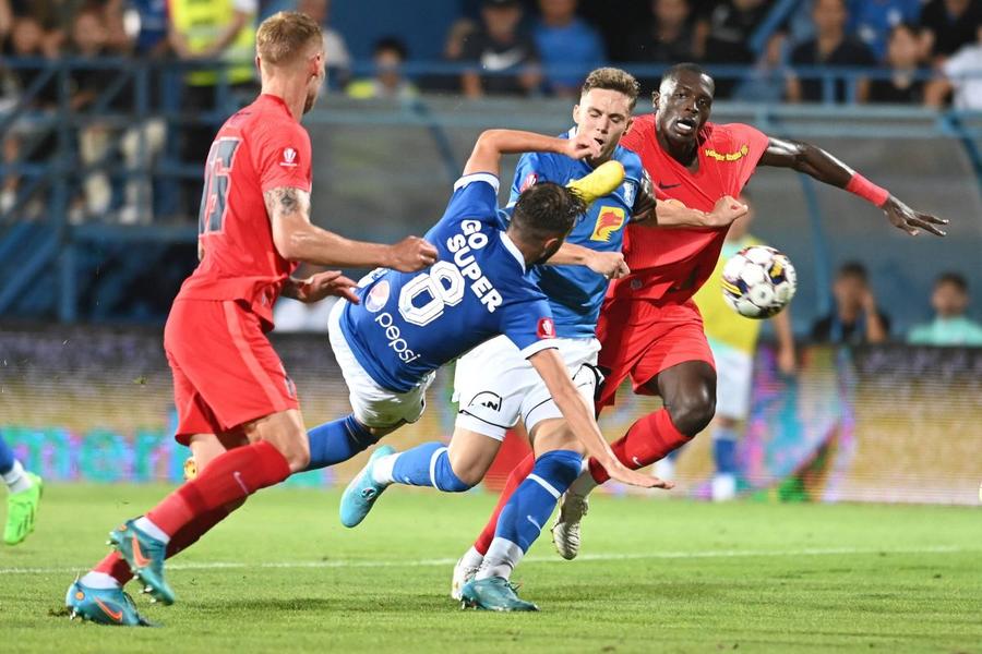Dawa, ultimul din dreapta, a fost notat cu 4 în Gazetă după Farul - FCSB 3-1 Dică, ultimatum în direct la TV pentru titularul care l-a „îngropat”: „Greșești iar? Nu mai joci!”