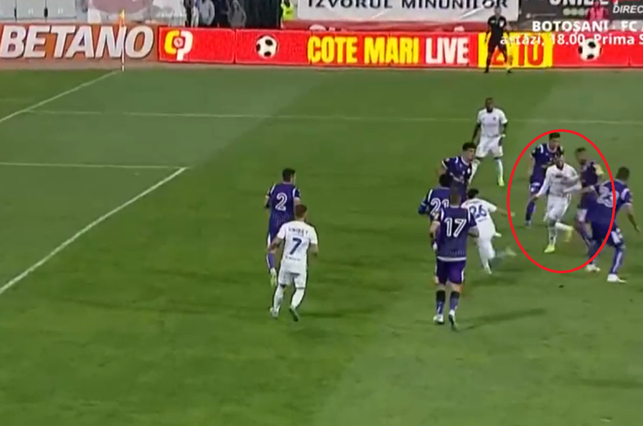 Momentul în care Meza Colli atinge mâna cu mâna în careu Botoșani a cerut penalty în finalul meciului cu FC Argeș: „VAR-ul stă 3 minute și nu vede hențul?!” » Ce arată reluările + verdictul specialistului
