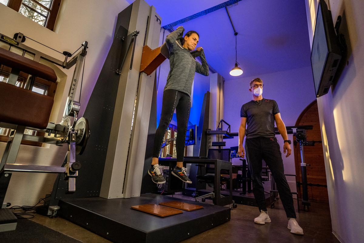Cyborg Cristina Neagu! Experiment tehnologic incredibil realizat de Red Bull: „Aruncarea ei este de neoprit!” + Cifre-șoc: câți pași face pe secundă!