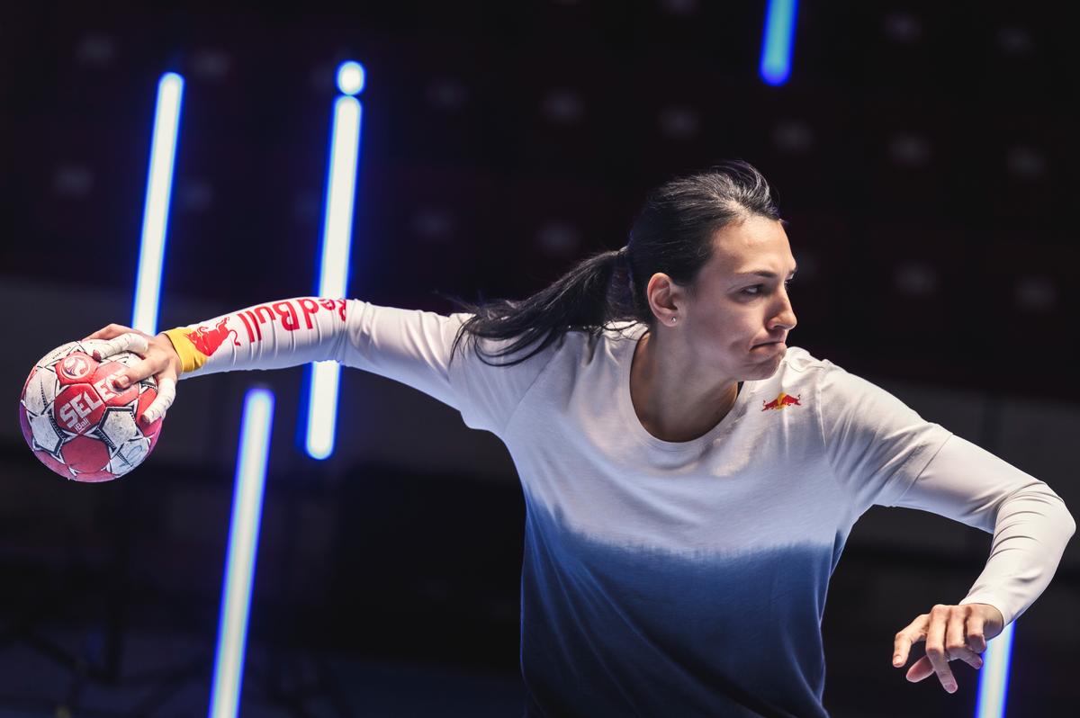 Cyborg Cristina Neagu! Experiment tehnologic incredibil realizat de Red Bull: „Aruncarea ei este de neoprit!” + Cifre-șoc: câți pași face pe secundă!