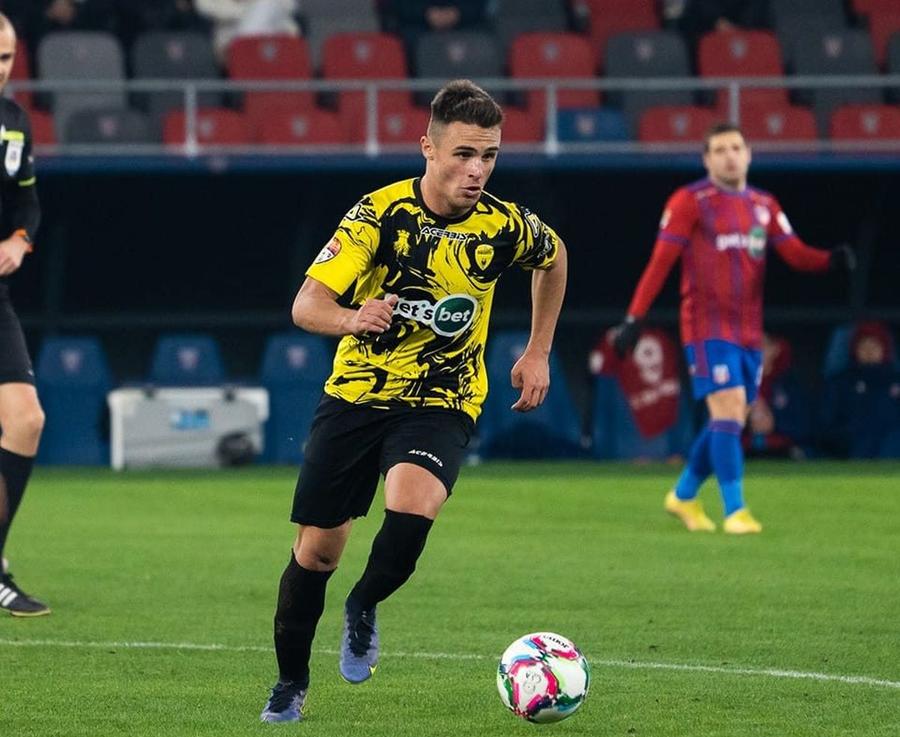 FOTO: Facebook @Dan Spătaru FCSB le-a furat jucătorul de sub nas rivalelor » A ajuns la roș-albaștri, după ce a fost ofertat de Dinamo și de CS Universitatea Craiova + Câți bani a plătit Becali