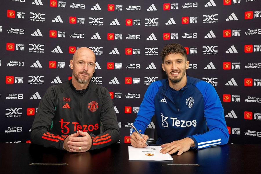 Altay Bayindir, alături de antrenorul Erik ten Hag // sursă foto: Twitter @ ManUtd Trei transferuri anunțate astăzi de Manchester United: „A revenit unde a început totul”
