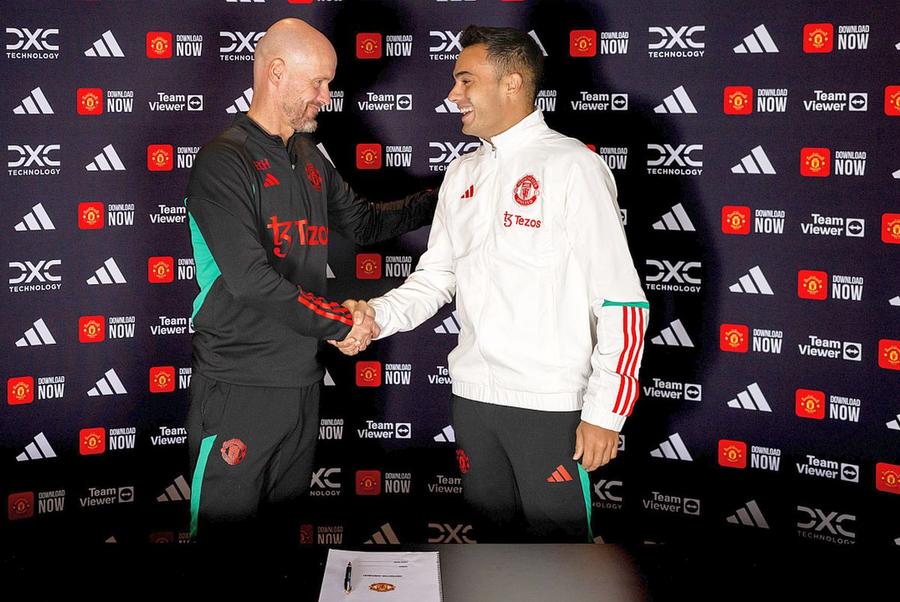 Reguilon îi strânge mâna noului său antrenor // sursă foto: Twitter @ ManUtd Trei transferuri anunțate astăzi de Manchester United: „A revenit unde a început totul”