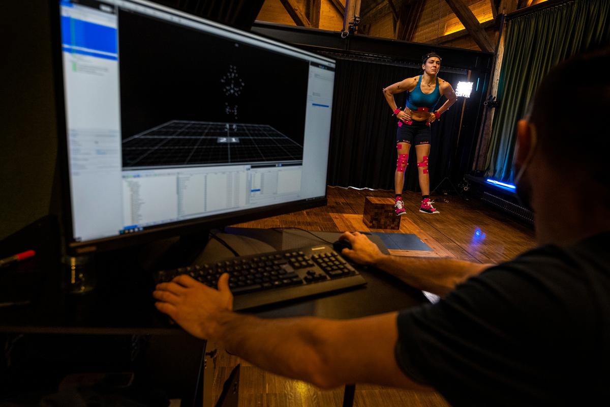Cyborg Cristina Neagu! Experiment tehnologic incredibil realizat de Red Bull: „Aruncarea ei este de neoprit!” + Cifre-șoc: câți pași face pe secundă!