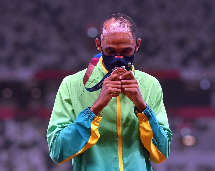 Alison dos Santos cu medalia olimpică Cum își protejează Liverpool juniorii. Rana vindecată cu bronz olimpic. De mână cu Messi