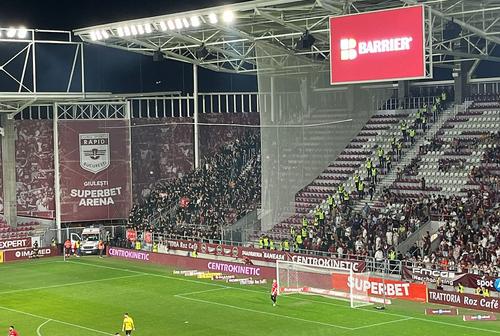 Rapid - Dinamo » Cu mai puțin de o oră înaintea derby-ului din runda #8 a Superligii, suporterii „câinilor” și-au dat în petec cu scandări rasiste.