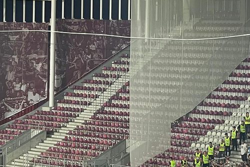 Rapid - Dinamo în runda #8 din Superliga » Galeria „câinilor” s-a autoevacuat, nemulțumită că nu a fost lăsată să-și afișeze scenografia.