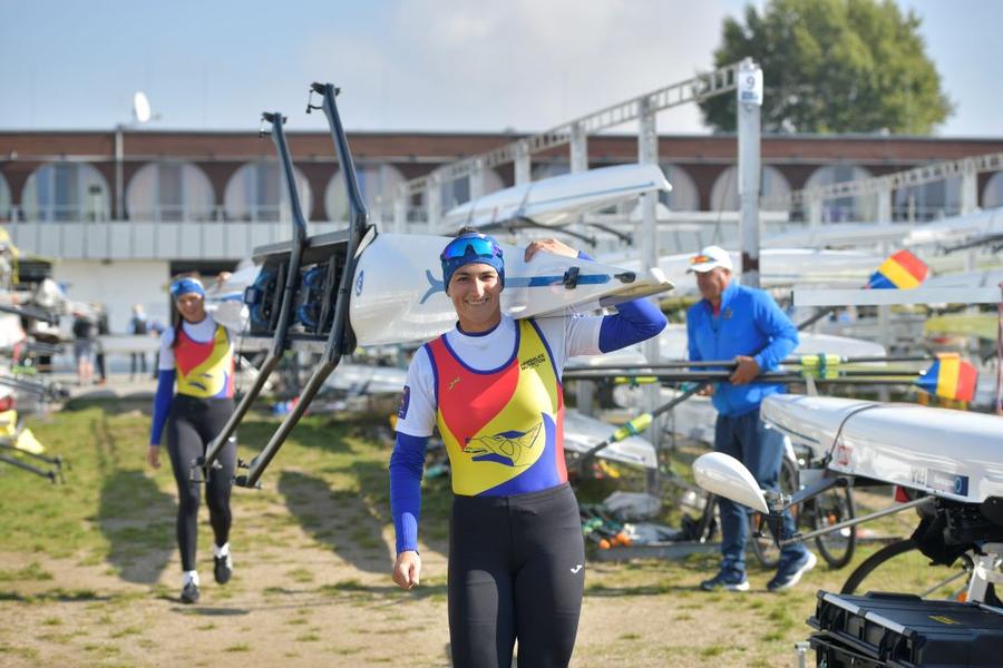 Ancuța Bodnar și Simona Radiș cărând barca spre ponton Foto Cristi Preda Simona Radiș și Ancuța Bodnar, obiectiv Paris 2024 cu oprire la Europene: „Nu ne gândim doar la Jocurile Olimpice, încercăm să fim ancorate în prezent”