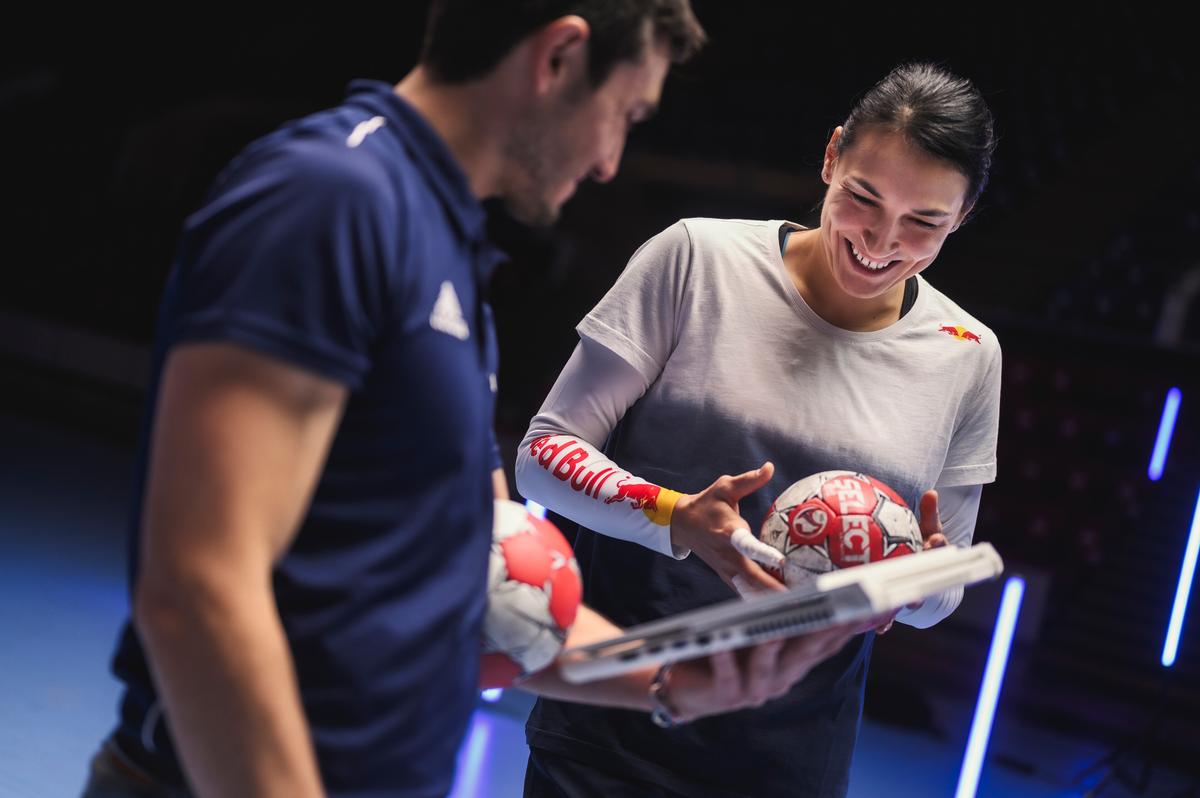 Cyborg Cristina Neagu! Experiment tehnologic incredibil realizat de Red Bull: „Aruncarea ei este de neoprit!” + Cifre-șoc: câți pași face pe secundă!