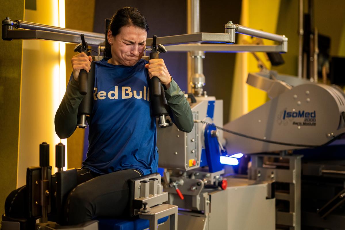 Cyborg Cristina Neagu! Experiment tehnologic incredibil realizat de Red Bull: „Aruncarea ei este de neoprit!” + Cifre-șoc: câți pași face pe secundă!