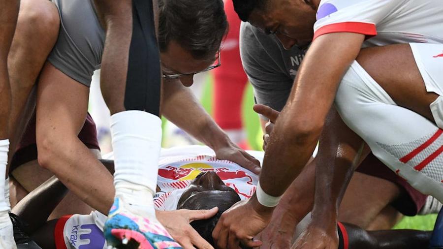 Medicii încearcă să-l readucă în simțiri pe Amadou Haidara / Foto: Bild Amănunte șocante, după o accidentare de coșmar. S-a lăsat o liniște apăsătoare pe stadion