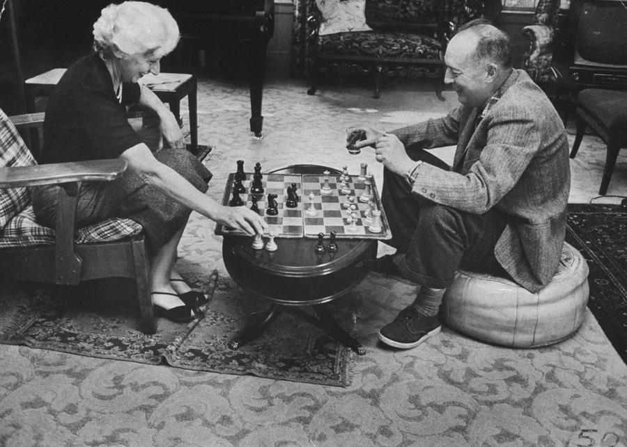 Vladimir Nabokov, joc de șah cu soția sa în apartamentul din New York, 1958 „Mi-a dat cineva «somn», e o plăcere! Am experimentat” » Pasiunea fascinantă a controversatului Vladimir Nabokov pentru fotbal și box: „Sunt vulturul singuratic din poartă, resping un șut fulgerător”