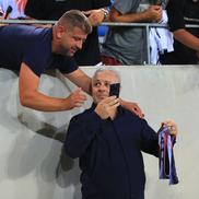 Marius Şumudică s-a pozat cu fanii la finalul meciului FOTO: Ionuţ Iordache (GSP)