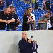 Marius Şumudică s-a pozat cu fanii la finalul meciului FOTO: Ionuţ Iordache (GSP)