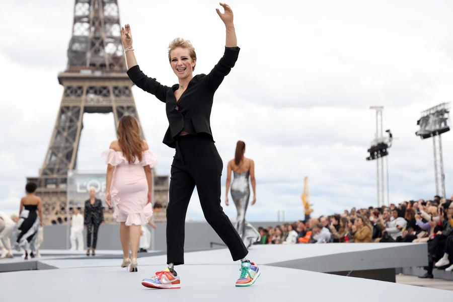 Bebe Vio la o prezentare de modă FOTO Guliver/GettyImages Scrimera Bebe Vio, dublă campioană la Jocurile Paralimpice din 2016 și 2020: „Povestea mea nu se bazează pe boala pe care am avut-o, ci pe sportul pe care-l practic!”